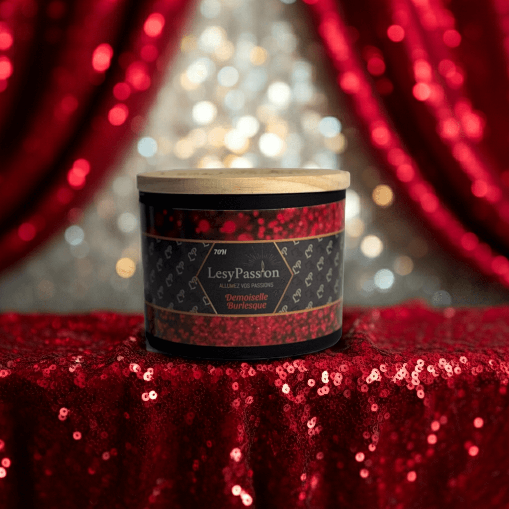 Chandelle en cire de soja 15oz à la Demoiselle burlesque sur une table ornée de sequins rouges.
