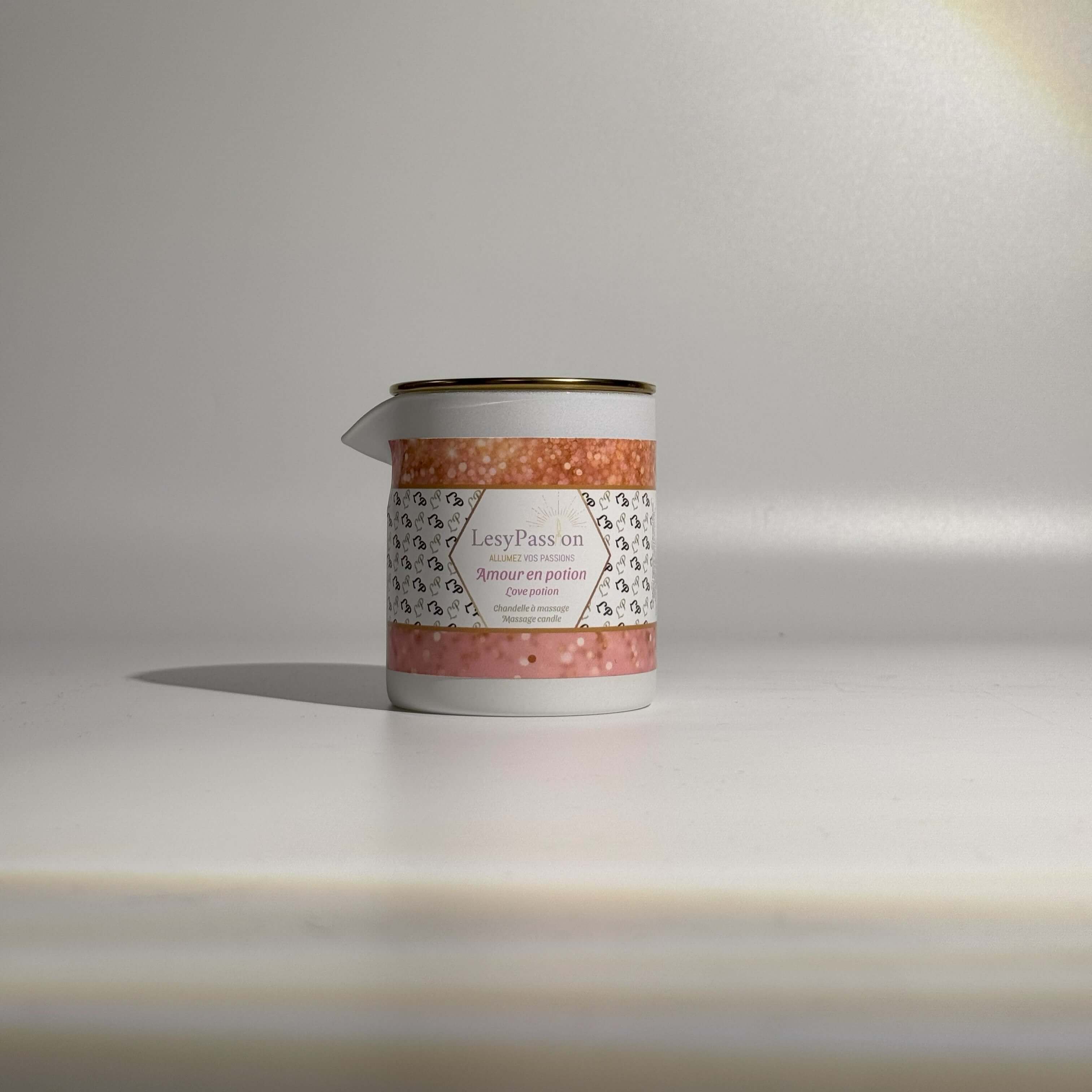 Chandelle à massage Amour en potion LesyPassion sur fond clair, idéale pour un massage relaxant.