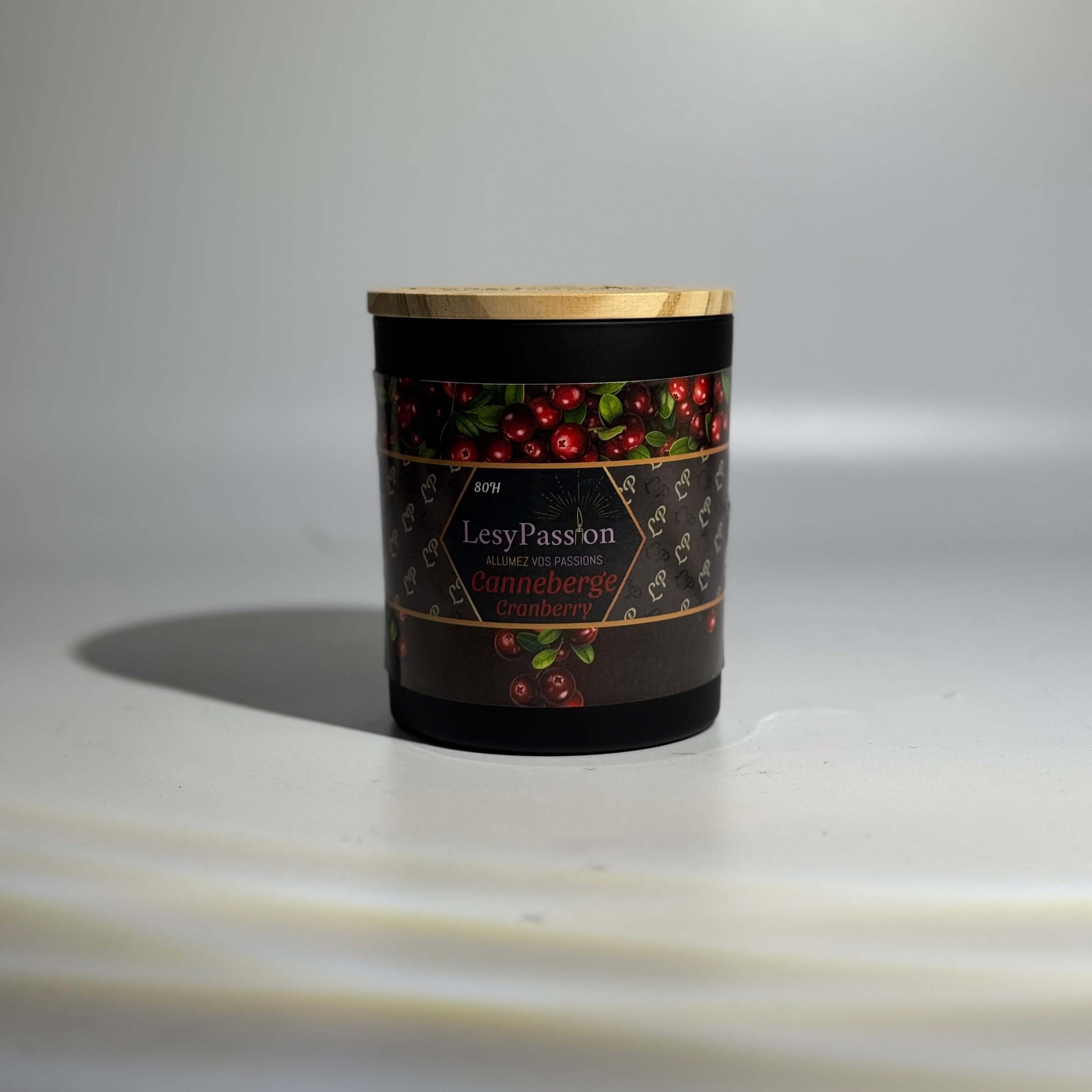 Chandelle LesyPassion 12oz au parfum canneberge, cire de soja, pot en bois, ambiance chaleureuse.