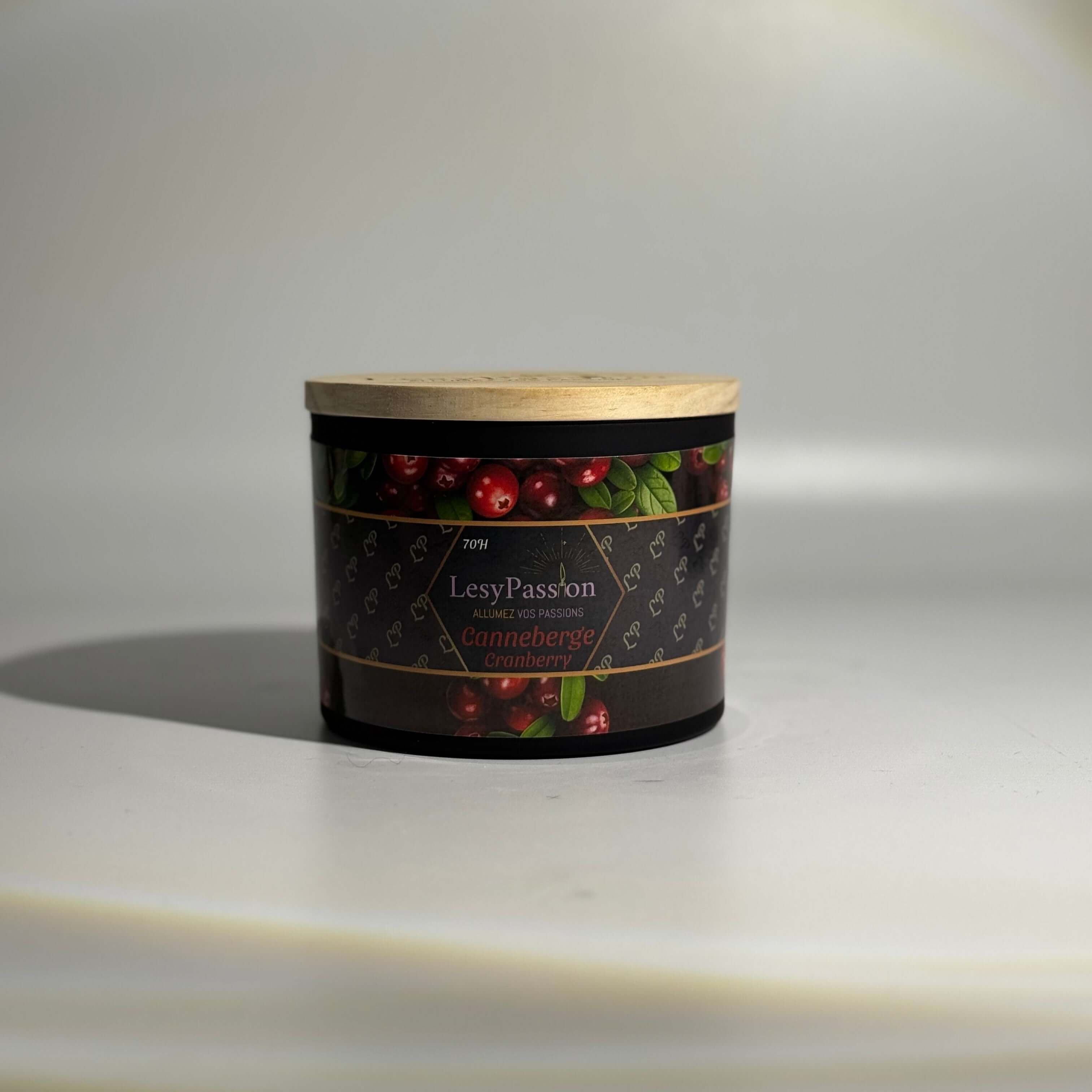 Chandelle LesyPassion 15oz au parfum de Canneberge, en cire de soja, soigneusement coulée à la main.