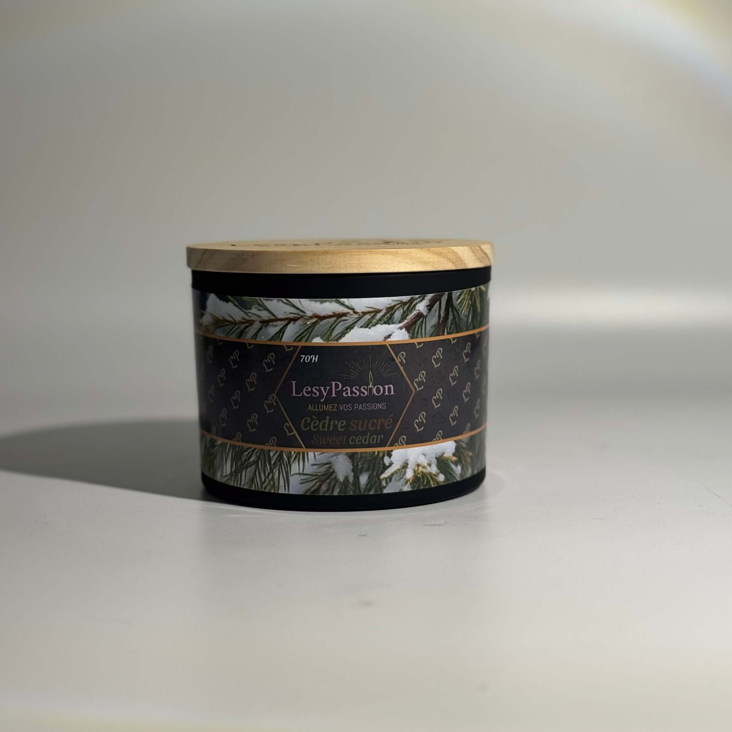Bougie LesyPassion 15oz avec étiquette Cèdre sucré, décorée de feuillage, pot en verre avec couvercle en bois.