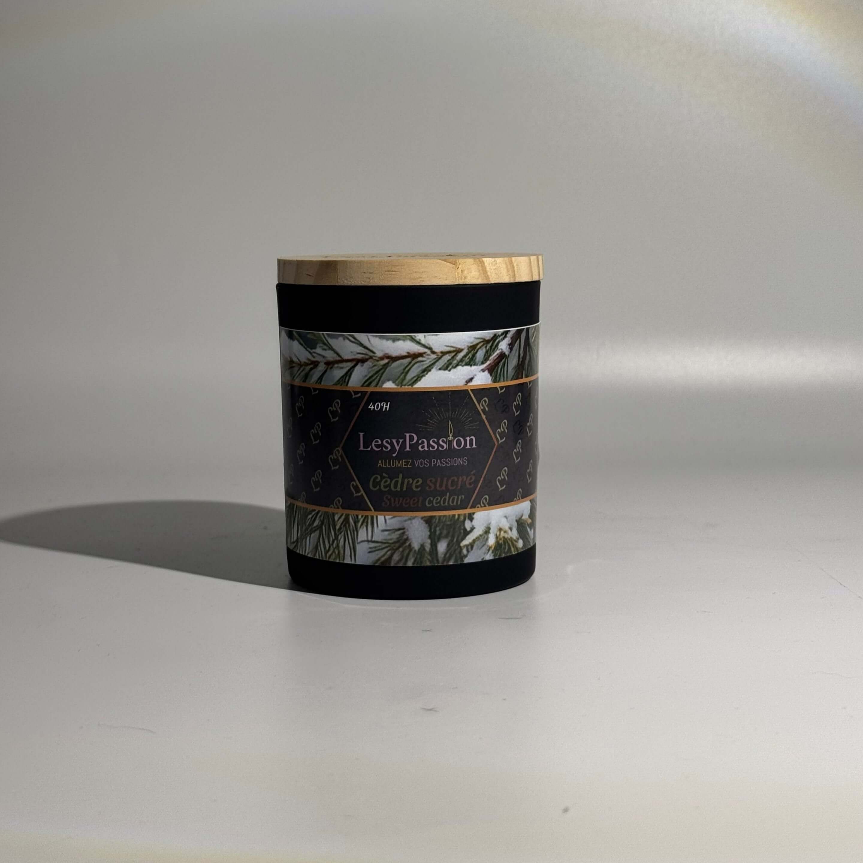 Bougie en pot 9oz LesyPassion avec étiquette Cèdre sucré, parfum de cèdre doux, au design élégant.