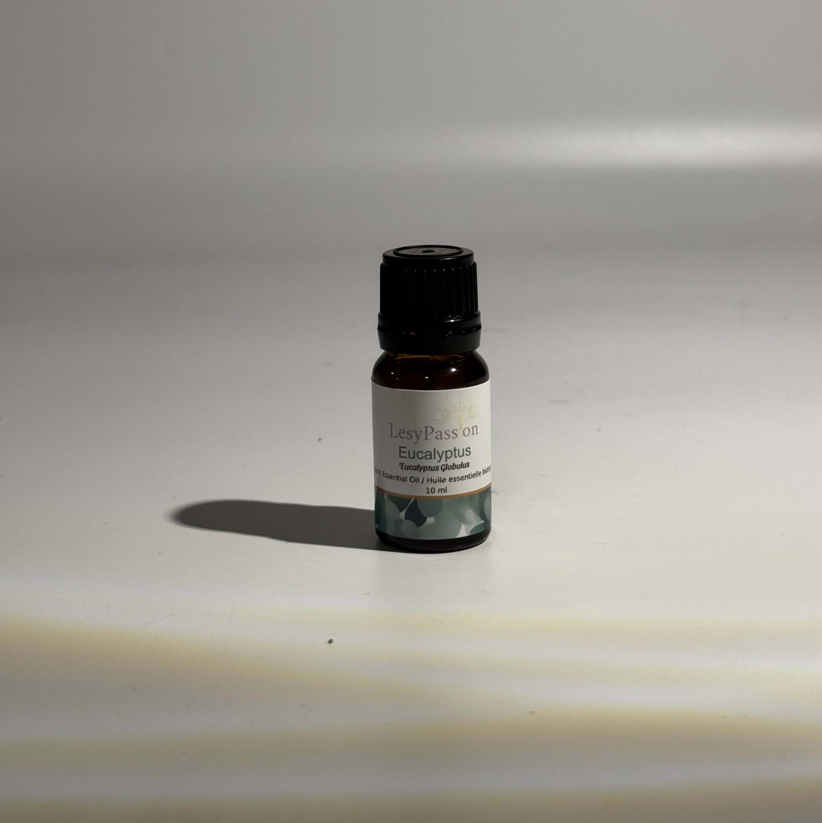 Flacon d'huile essentielle Eucalyptus 100% pur, incontournable pour une ambiance fraîche et purifiante.
