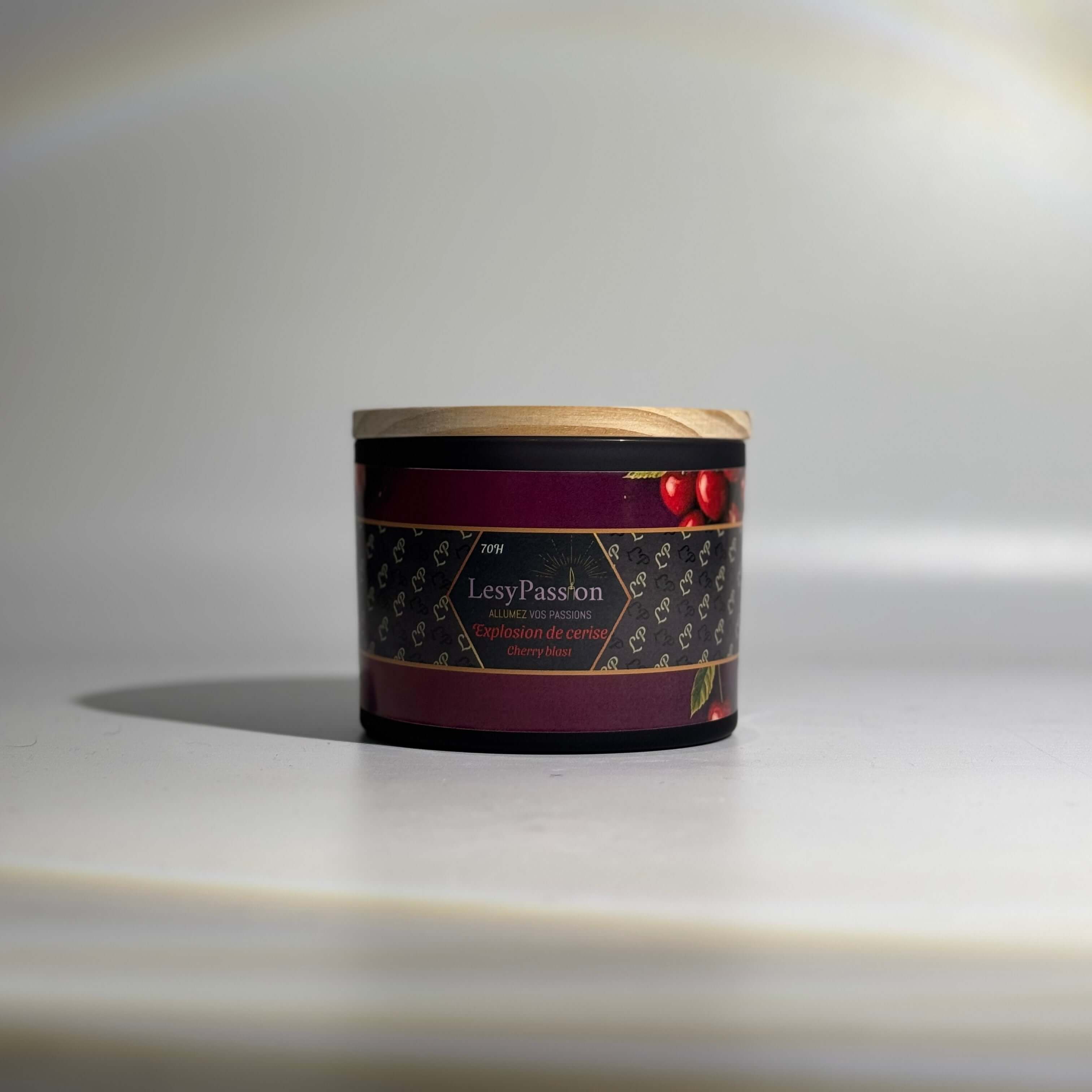 Chandelle de 15oz à l'Explosion de cerise, contenant en verre noir et couvercle en bois, ambiance fruitée.