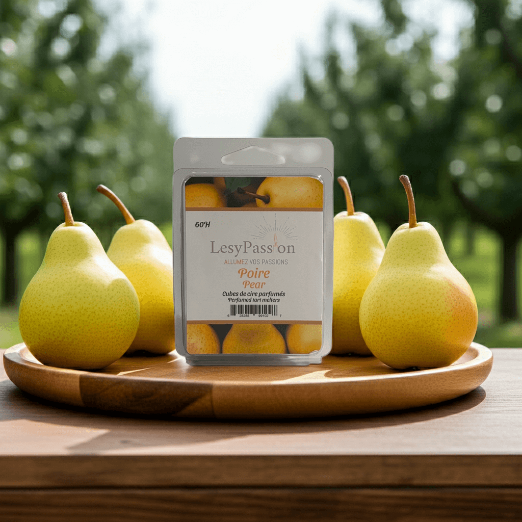 Cube de cire parfumé à la poire avec des poires fraîches sur une table en bois.