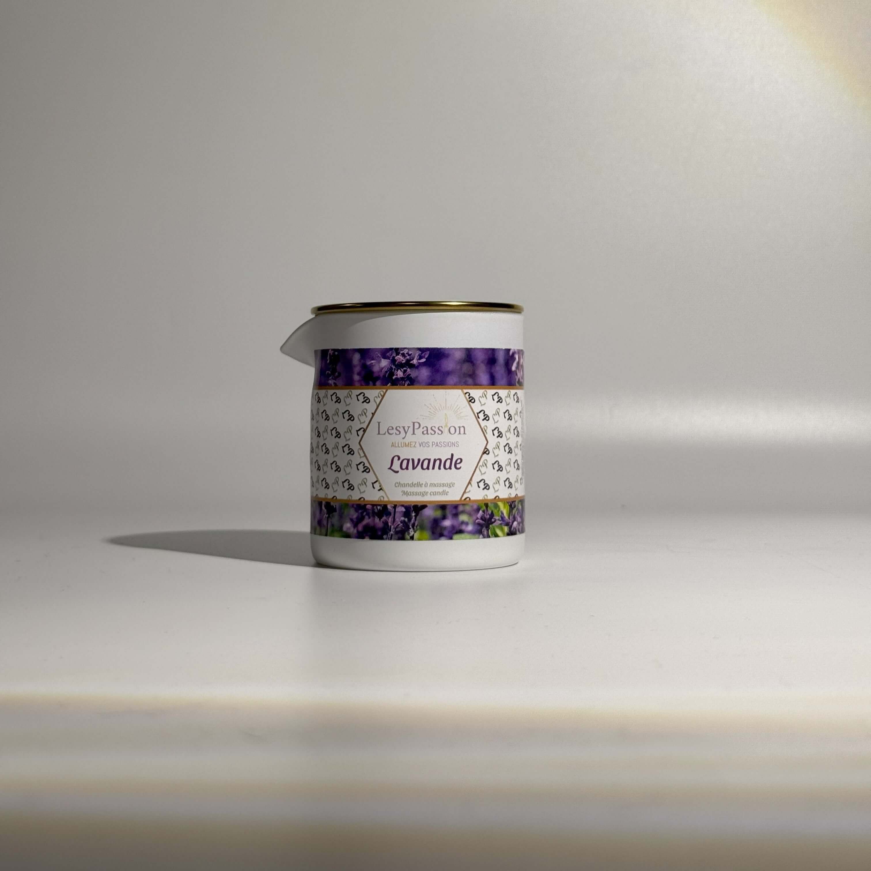 Chandelle à massage à la lavande dans un pot élégant, parfaite pour un moment de détente.
