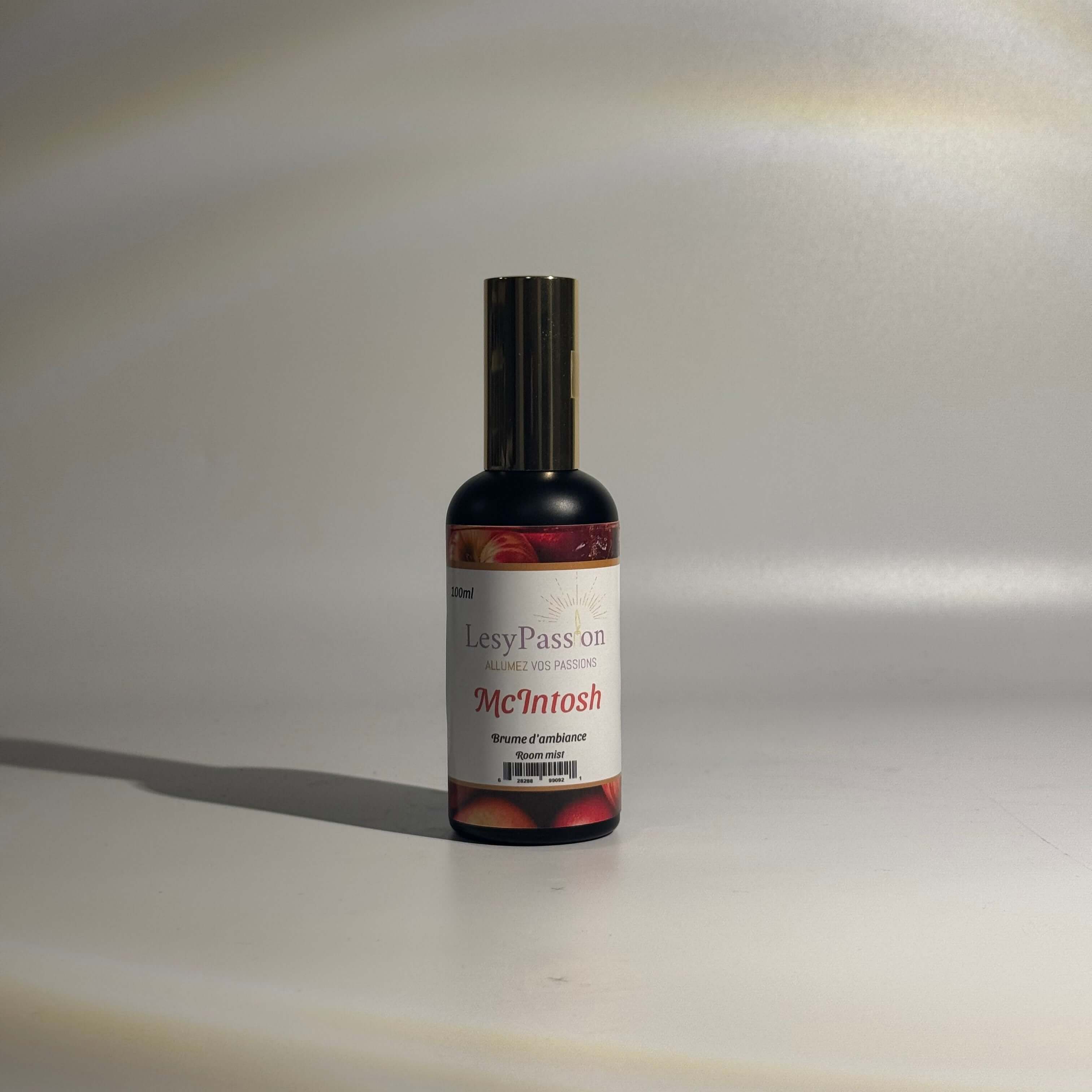 Brume d'ambiance McIntosh parfumée à la pomme pour une atmosphère fraîche et naturelle.