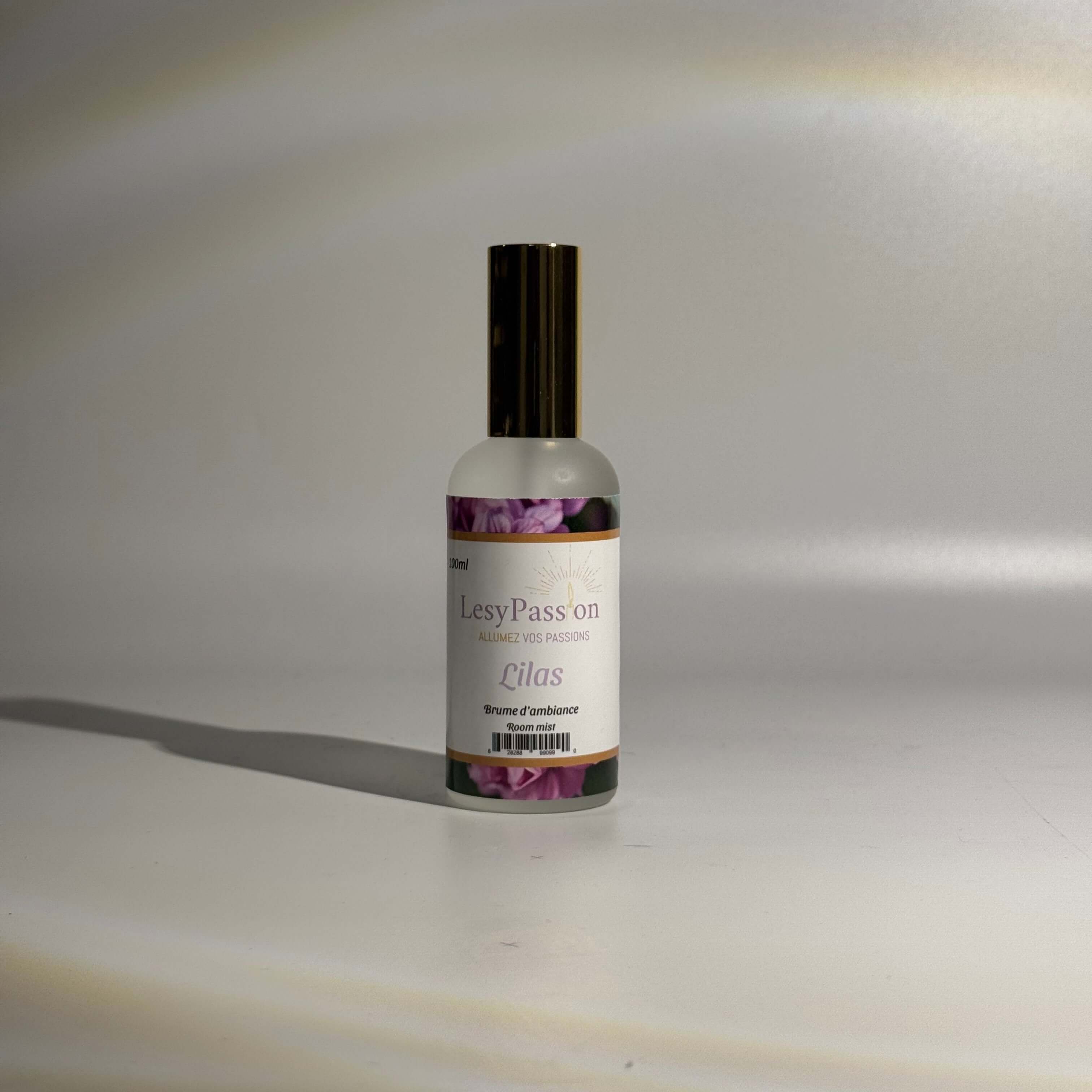 Flacon de brume d'ambiance Lilas, parfum floral apaisant pour une ambiance élégante et relaxante.