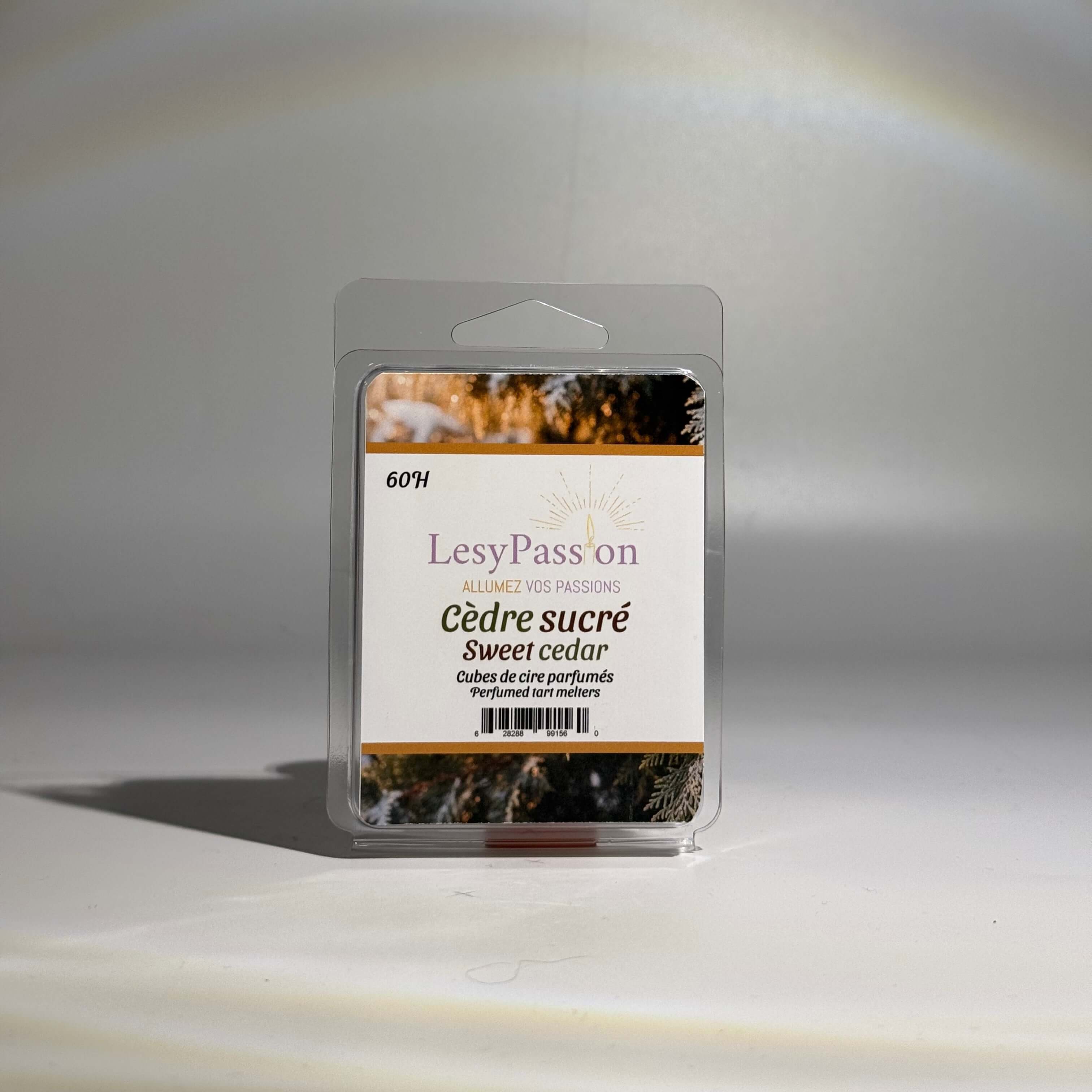 Cube de cire Cèdre sucré dans son emballage, offrant un parfum doux et boisé pour une ambiance chaleureuse.