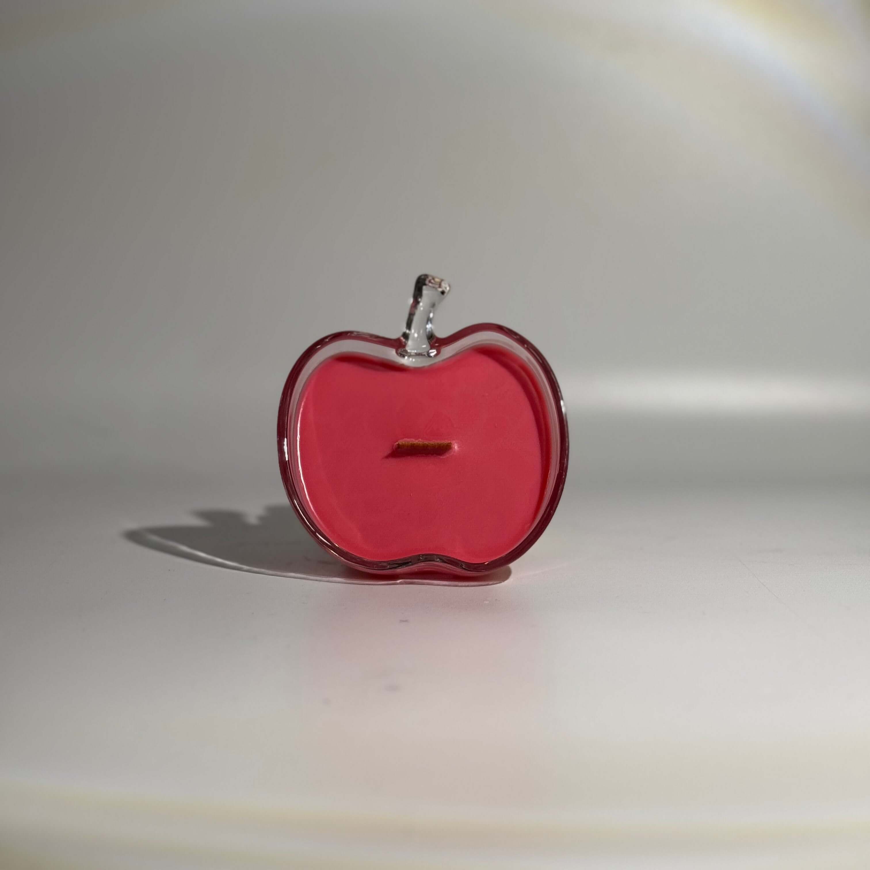 Délice aux pommes, chandelle artisanale en forme de pomme dans un pot en verre élégant.