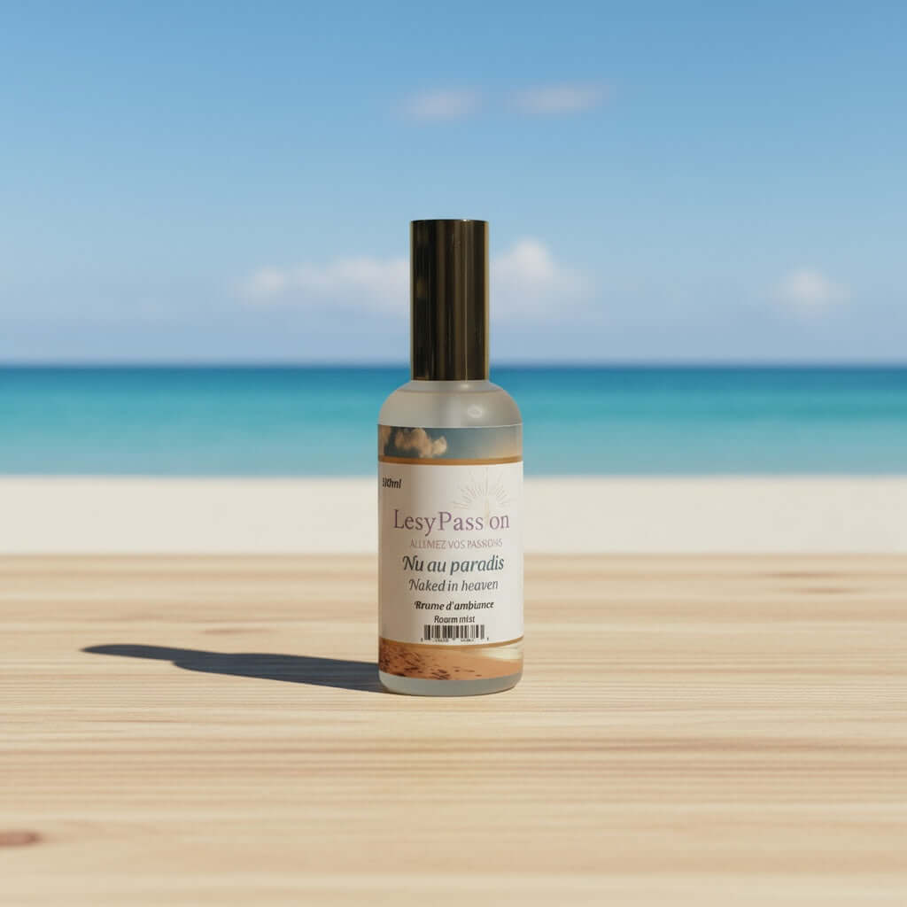Flacon de brume Nu au paradis sur une table avec vue sur la mer, évoquant une ambiance tropicale.