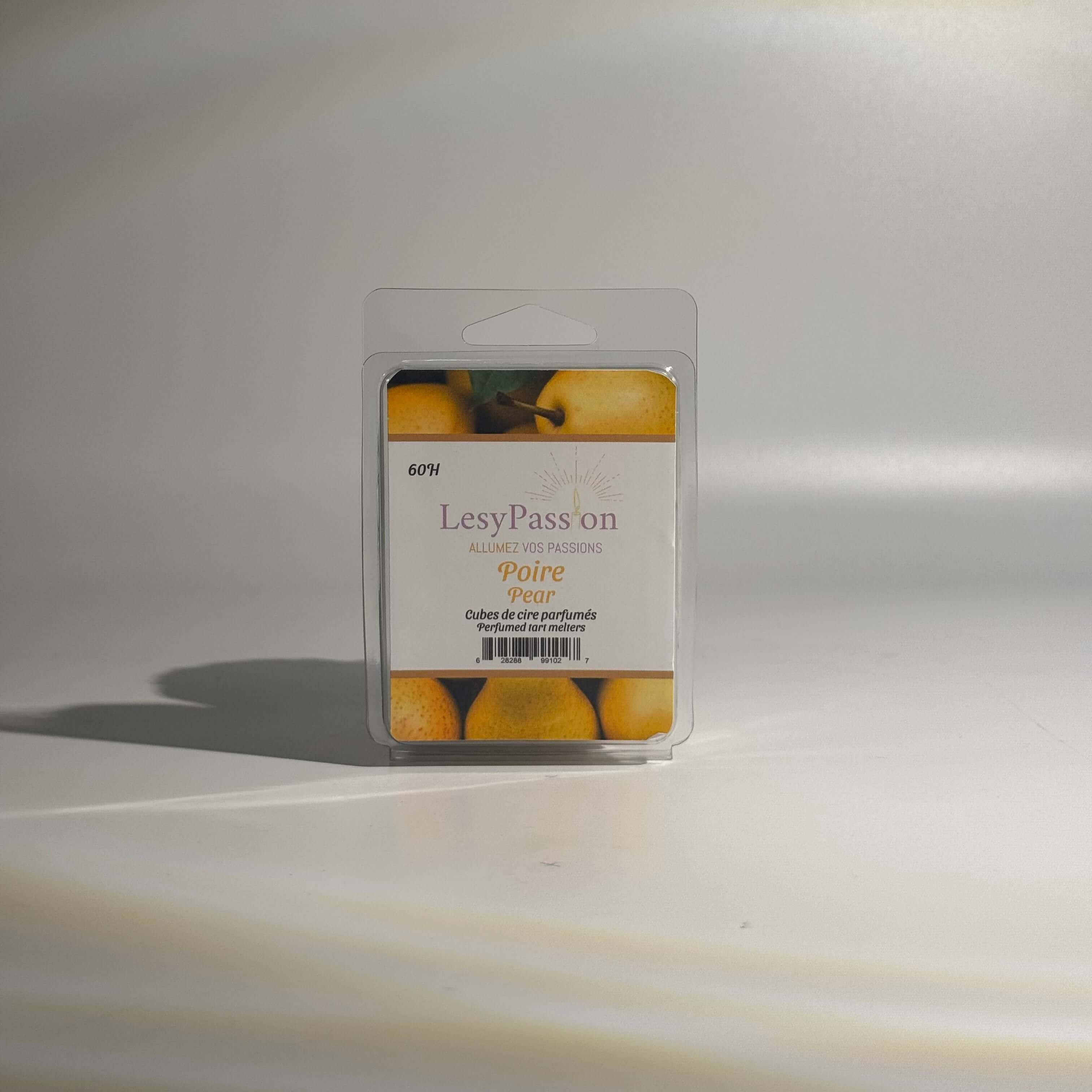 Cube de cire aromatique à la poire dans son emballage, parfum doux et fruité.