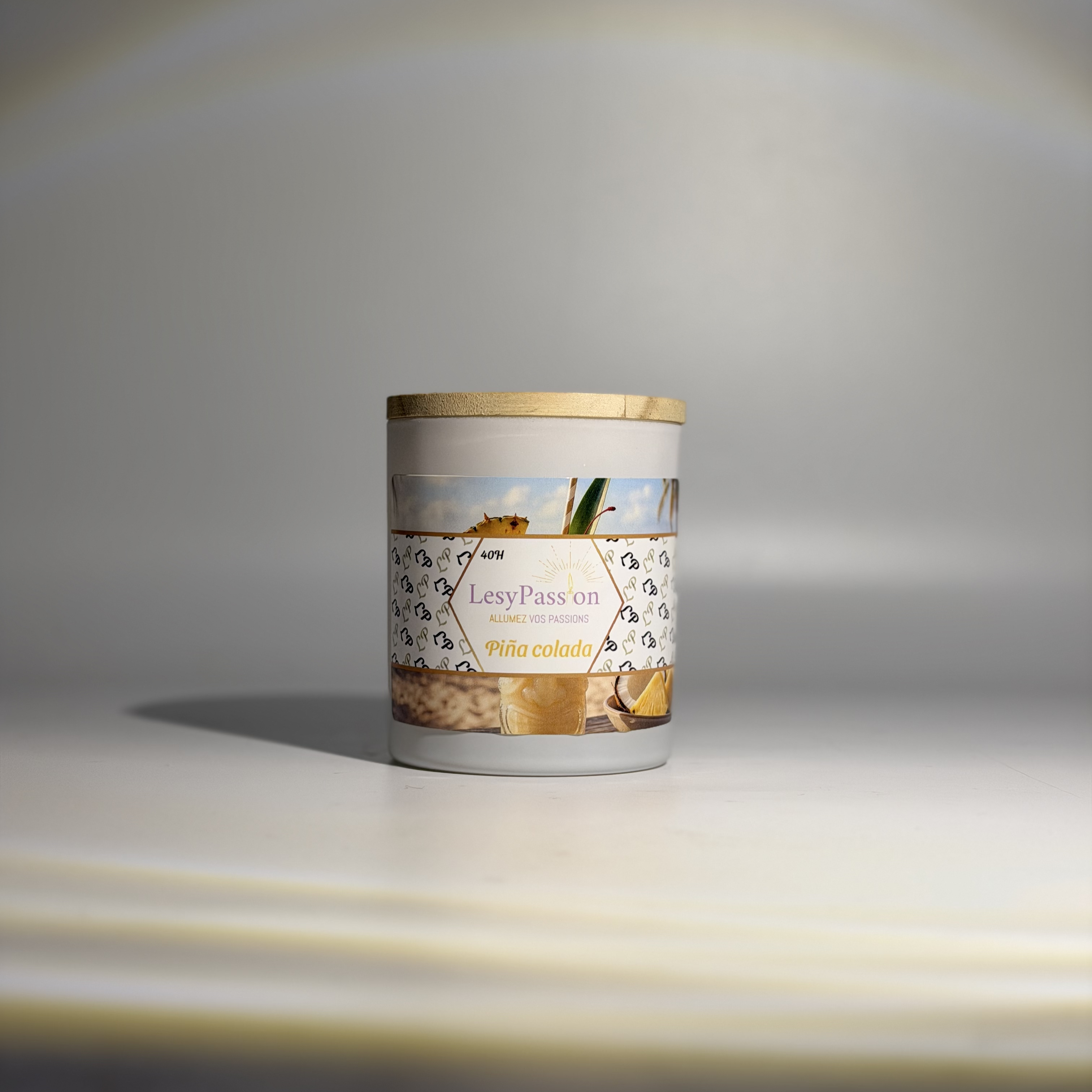 Bougie grand format Piña Colada avec parfum tropical, noix de coco, banane et ananas.